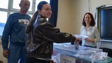 İzmir’de Bulgar Seçmenler Uzun Kuyruklarla Oy Kullandı