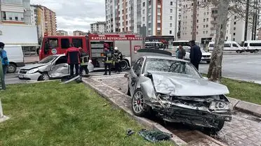 Kayseri Kocasinan'da İki Araç Çarpıştı: 3 Kişi Hastaneye Kaldırıldı