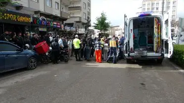 Motosikletin bebek arabasına çarpma anı