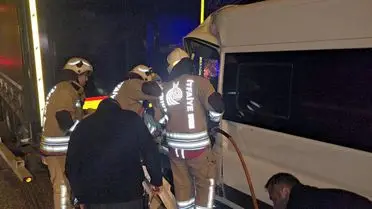 Edirne'de Kırmızı Işıkta Bekleyen TIR'a Çarpan Minibüs Kazasında 1 Ölü, 1 Yaralı
