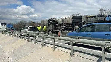 Kütahya‑Afyonkarahisar yolunda TIR kazası: Patatesler yola döküldü, sürücü hafif yaralandı