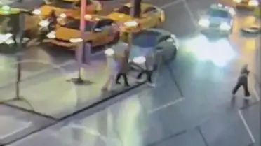 Şişli'de Trafik Kazası: Araç Direğe Çarparak Mısırlı Turisti Üzerine Devrildi, Beyin Kanaması