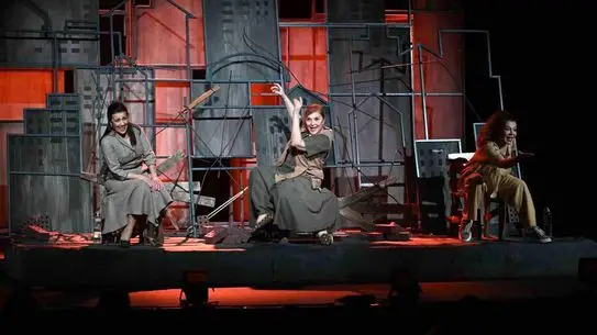 Manisa’da “Sen İstanbul’dan Daha Güzelsin” Oyunu Üç Kuşak Kadının Hikayesini Sahneye Taşıdı