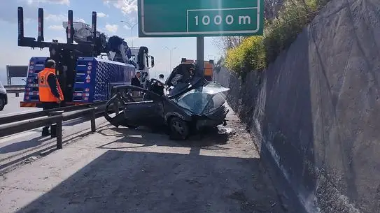 Kocaeli Anadolu Otoyolu’nda Araç Levhasına Çarpan Sürücü Hastaneye Kaldırıldı, Trafik Normalleşti