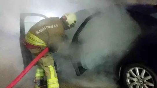 Hatay’da Seyir Halindeki Otomobilde Aniden Çıkan Yangın Kontrol Altına Alındı
