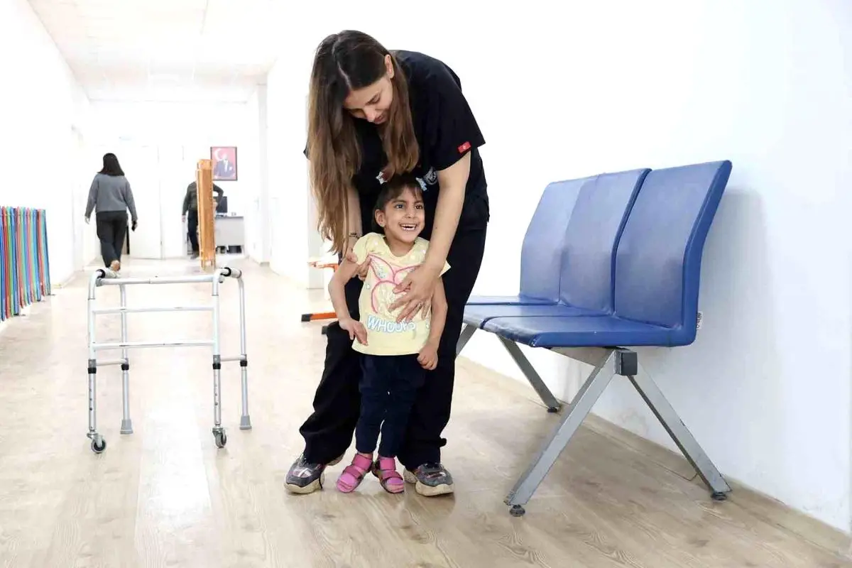 Hatay’da 4 Yaşındaki Ada Su, 2 Yıllık Fizik Tedavi Sonrası İlk Adımlarını Attı