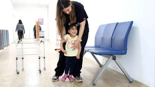 Hatay’da 4 Yaşındaki Ada Su, 2 Yıllık Fizik Tedavi Sonrası İlk Adımlarını Attı