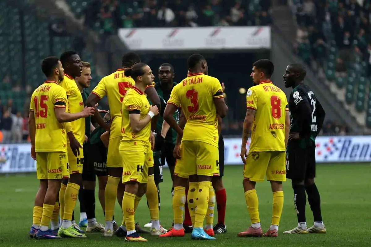 Göztepe takımı hakem kararına tepki verirken