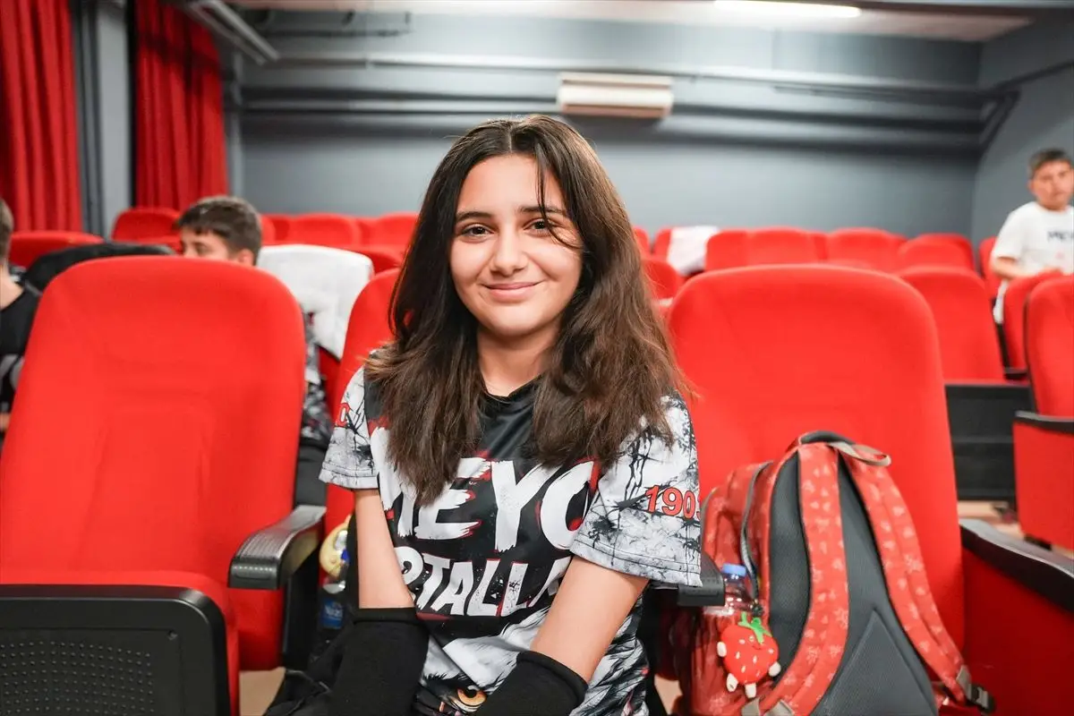 İzmirli Öğrenciler Beşiktaş Maçını Tribünde İzledi: Sosyal Proje Büyük Başarı