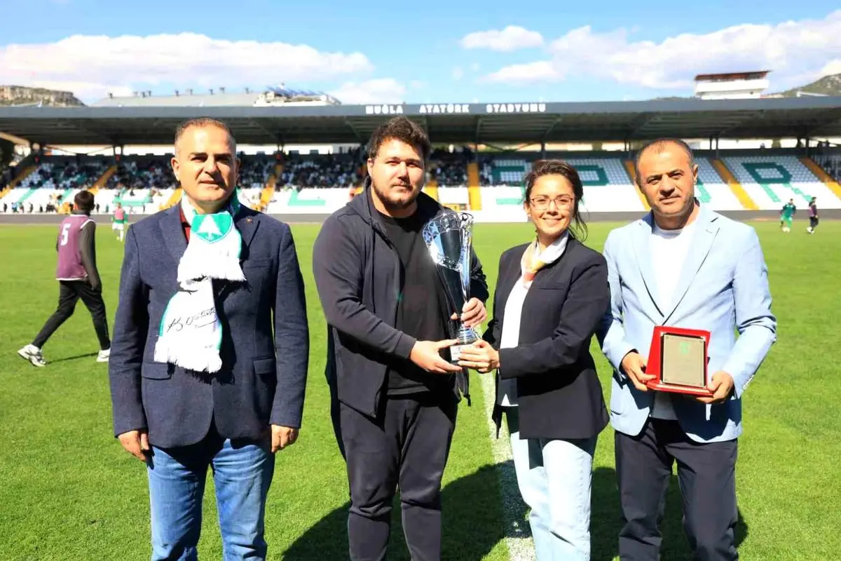 Muğlaspor Masa Tenisi Takımı 1. Lig'e Yükseldi: Şampiyonluk Kupası Atatürk Stadyumu'nda Sunuldu