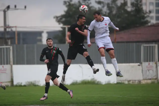 Maç sonrası sahada duran oyuncular