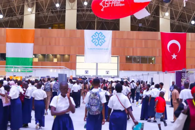Abidjan’da kurulmuş sergi standları