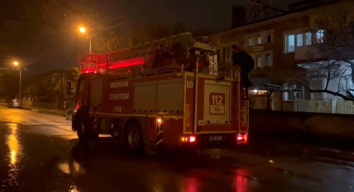 Erzincan’da Çatı Katında Kalan Kedi, İtfaiye Ekibiyle Kurtarıldı