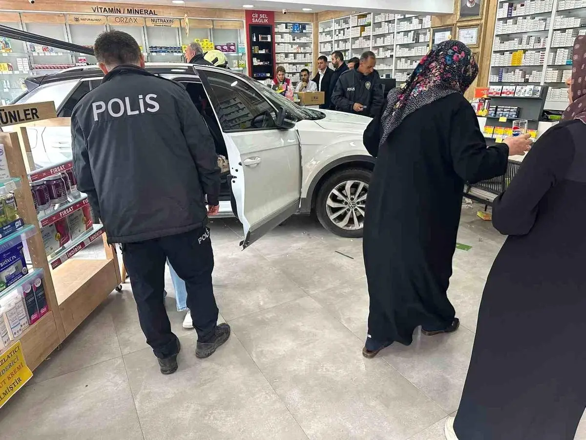 Kayseri Kocasinan'da Araç Kontrolünü Kaybetti, Eczaneye Çarptı: 1 Yaralı