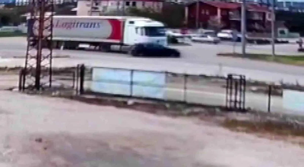 Amasya'nın Suluova İlçesinde Tır, Otomobili Önüne Katıp Sürükledi