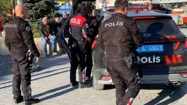 Bolu’da Alkol Etkisi Altındaki Vatandaş Balkonundan İniş Yaptı, Polis Tarafından Karakola Götürüldü