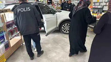 Kayseri Kocasinan'da Araç Kontrolünü Kaybetti, Eczaneye Çarptı: 1 Yaralı