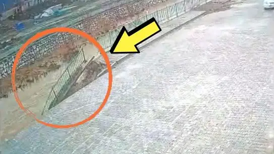 Yüksekova’da Şiddetli Sağanak Sonrası İstinat Duvarı Çöktü