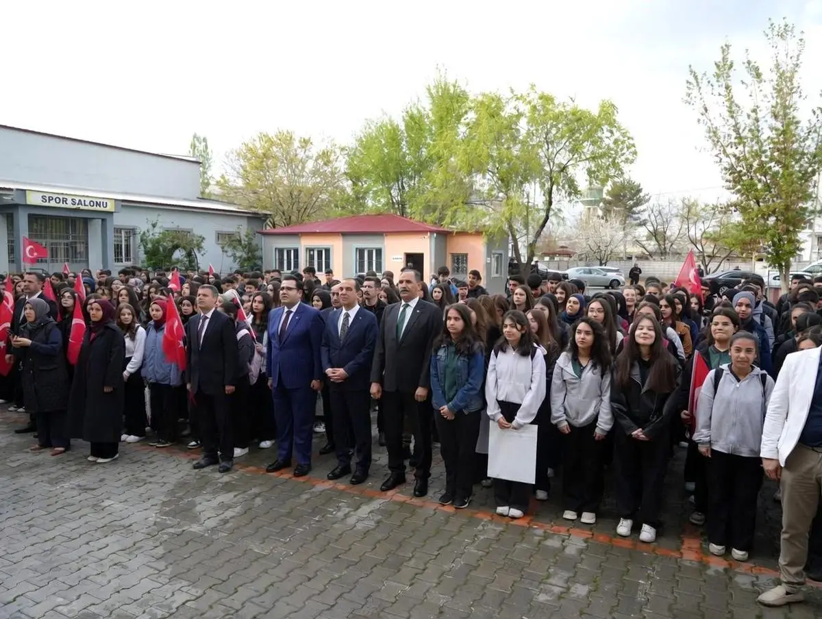 İğdır’da Haftanın İlk Eğitim Günü: Öğrenciler İstiklal Marşı’nı Coşkuyla Okudu