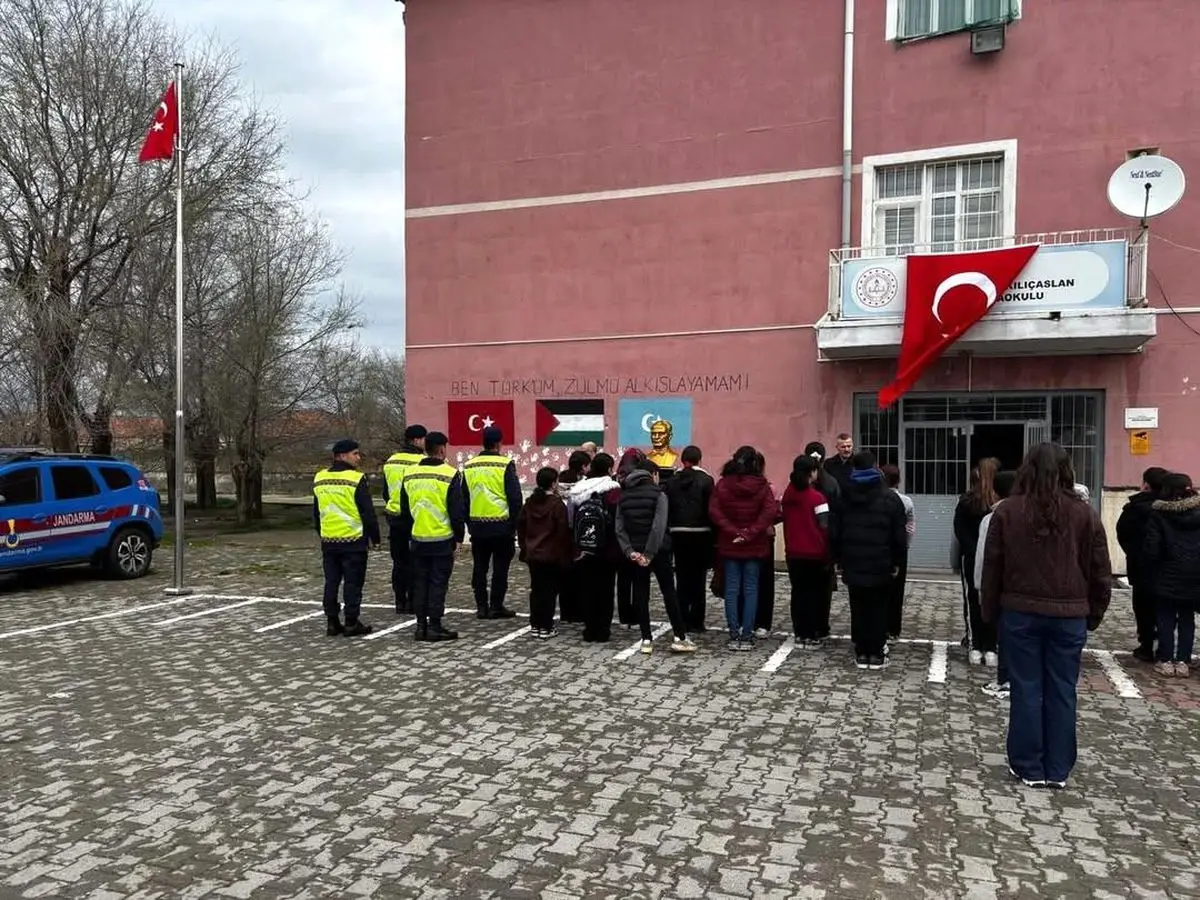 Kırşehir Okullarında Bayrak Töreni ve Öğrenci Karşılama Etkinlikleri
