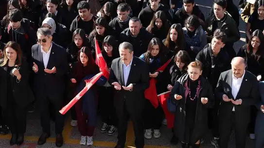Eğitim-Bir-Sen Heyeti Ufuk Arslan Anadolu Lisesi'nde Öğretmen Bayrağını Yükseltti