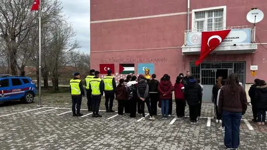 Kırşehir Okullarında Bayrak Töreni ve Öğrenci Karşılama Etkinlikleri