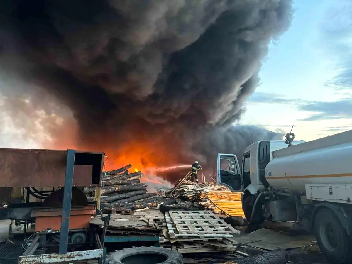 İpsala'da Kereste Fabrikasındaki Yangın Hızla Söndürüldü