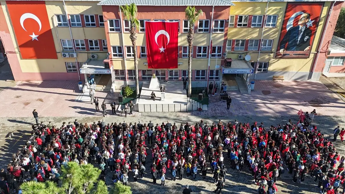 Adana Valisi Mustafa Yavuz, Ortaokul Öğrencileriyle Bayrak Töreninde Eğitim ve Güvenlik Mesajı Verdi