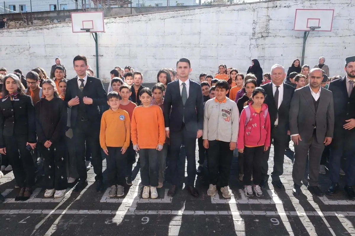 Aladağ Kaymakamı Bayrak Töreninde Öğrencilerle Buluştu