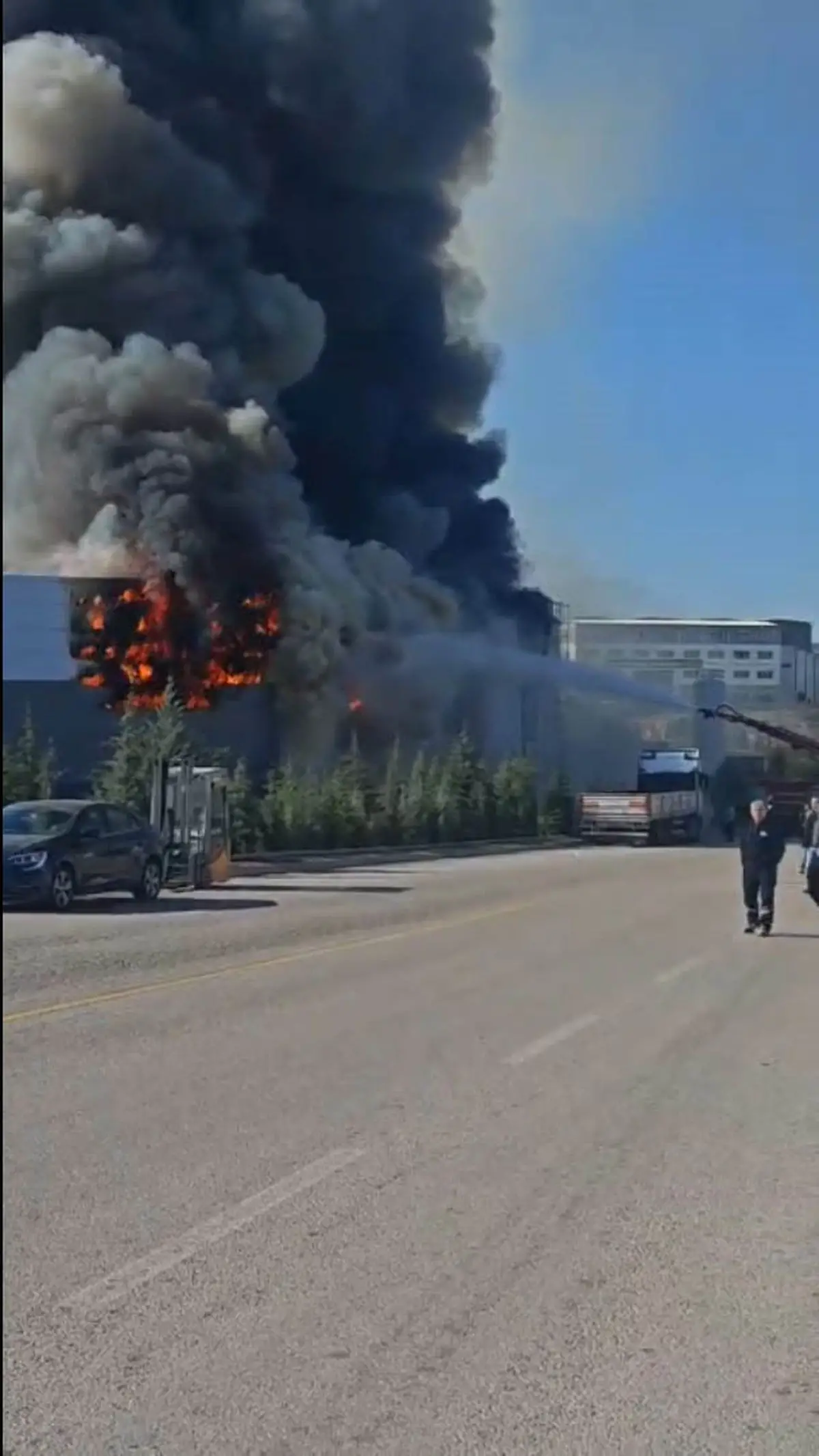 Sincan’da Boya Fabrikasında Çıkan Yangın Kontrol Altına Alındı