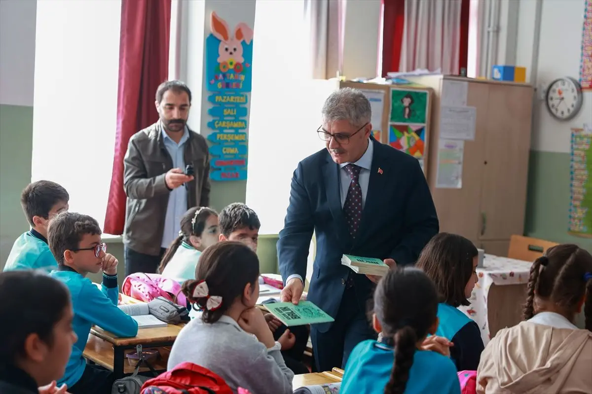 Bingöl Valisi Cahit Çelik, Okulda Öğrencilerle Buluştu ve Saygı Duruşu Yaptı