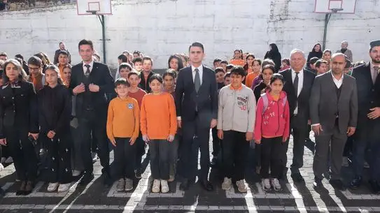 Bayrak töreni sırasında Kaymakam