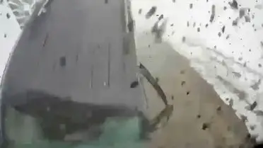 Artvin Şavşat'ta TIR ve Hafif Ticari Araç Çarpıştı: İki Yaralı