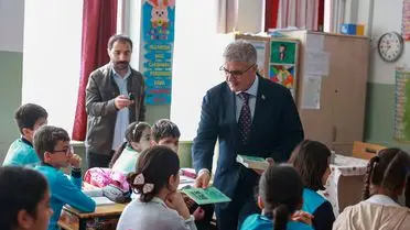 Vali Çelik ve öğretmenler fotoğrafı