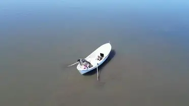 Buzları erimeyen Çıldır Gölü'nde balıkçılar