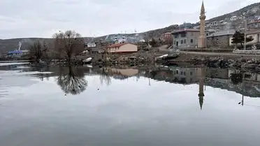 Çıldır Gölü'nde İlk Bahar İşaretleri: Buzlar Geri Çekilmeye Başladı