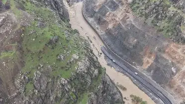 Şemdinli‑Derecik Yolu Sel Sularıyla Kapandı: Yolcu Taşıma Hizmetleri Durdu