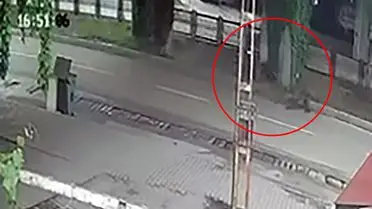 Güvenlik kamerası kaydından kazanın anı