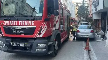Esenyurt'ta Çatı Yangını İki Apartmanı Tehdit Etti, İtfaiye Hızlı Müdahale Etti