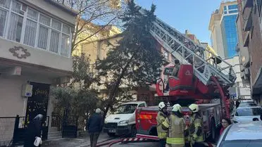 Esenyurt’ta Çatı Yangını İki Apartmanı Sarsıyor
