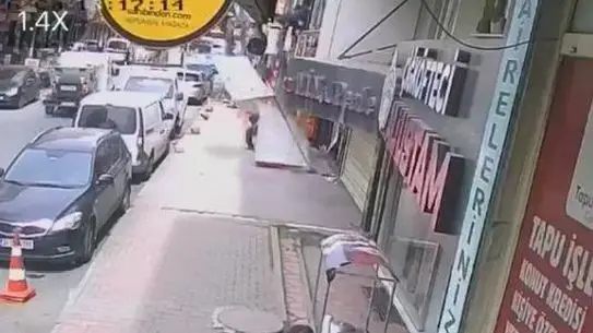 Gaziosmanpaşa’da İşçi Tabelayı Takarken Kaldırımda Bekleyen Vatandaşa Çarptı