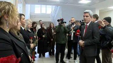 Malatya’da Okul Toplantısında Türk Bayrağı ve Karanfil Sembolleriyle Selamlandı