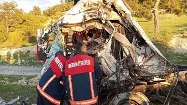 Mersin'in Gülnar İlçesinde Sebze Yüklü Kamyon Devrildi, Sürücü Hastaneye Kaldırıldı