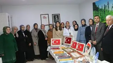 Kursiyerlerin sertifika alırken fotoğrafı