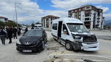 Erbaa’da Okul Servisine Çarpan Araç 10 Öğrenciyi Hafif Yaraladı