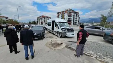 Erbaa Kavşağında Minibüs ve Otomobil Çarpışması: 10 Öğrenci Hafif Yaralı