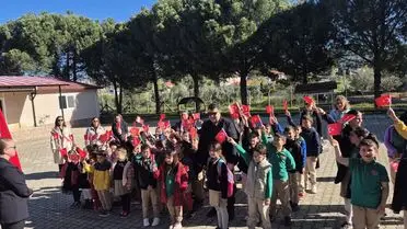 Ula’da Öğrenciler Bayraklarla Okula Gelerek Dayanışma Mesajı Yaratıyor