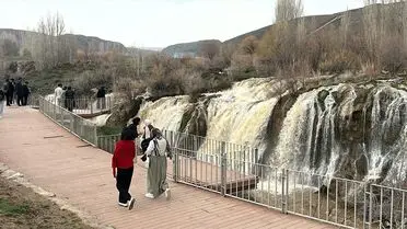 Sağanak Yağışların Ardından Muradiye Şelalesi Coştu: Doğa Tutkunları Akınına Uğradı