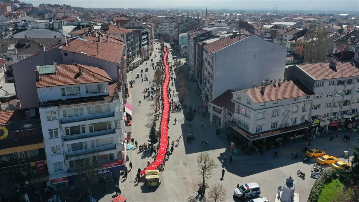 Bolu'da 23 Nisan Coşkusu: Öğrenciler Dev Bayrakla Şehri Renklendirdi
