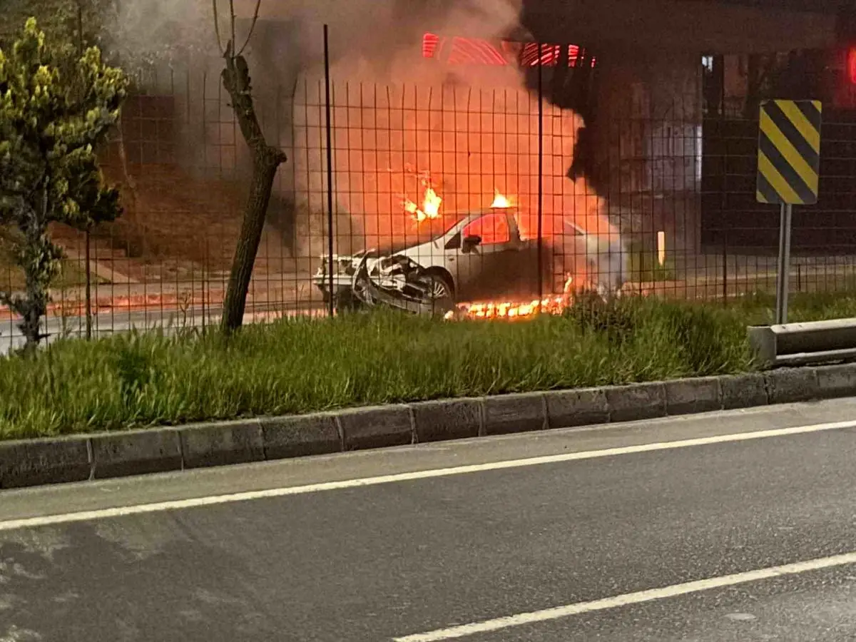 Tekirdağ’ın Kapaklı İlçesinde Kontrolden Çıkan Araç Alev Aldı